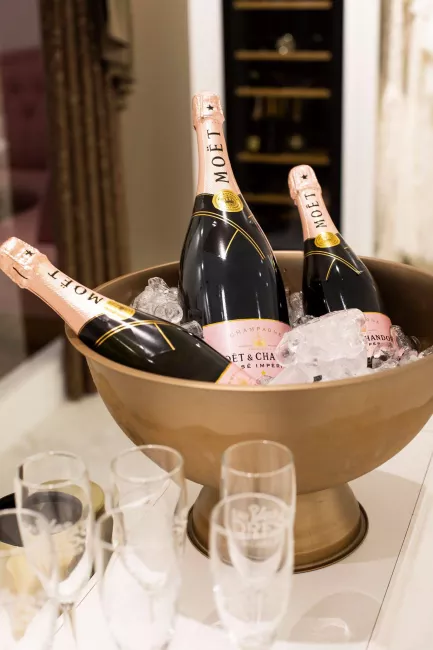 Moet champagne wordt geserveerd in de VIP showroom