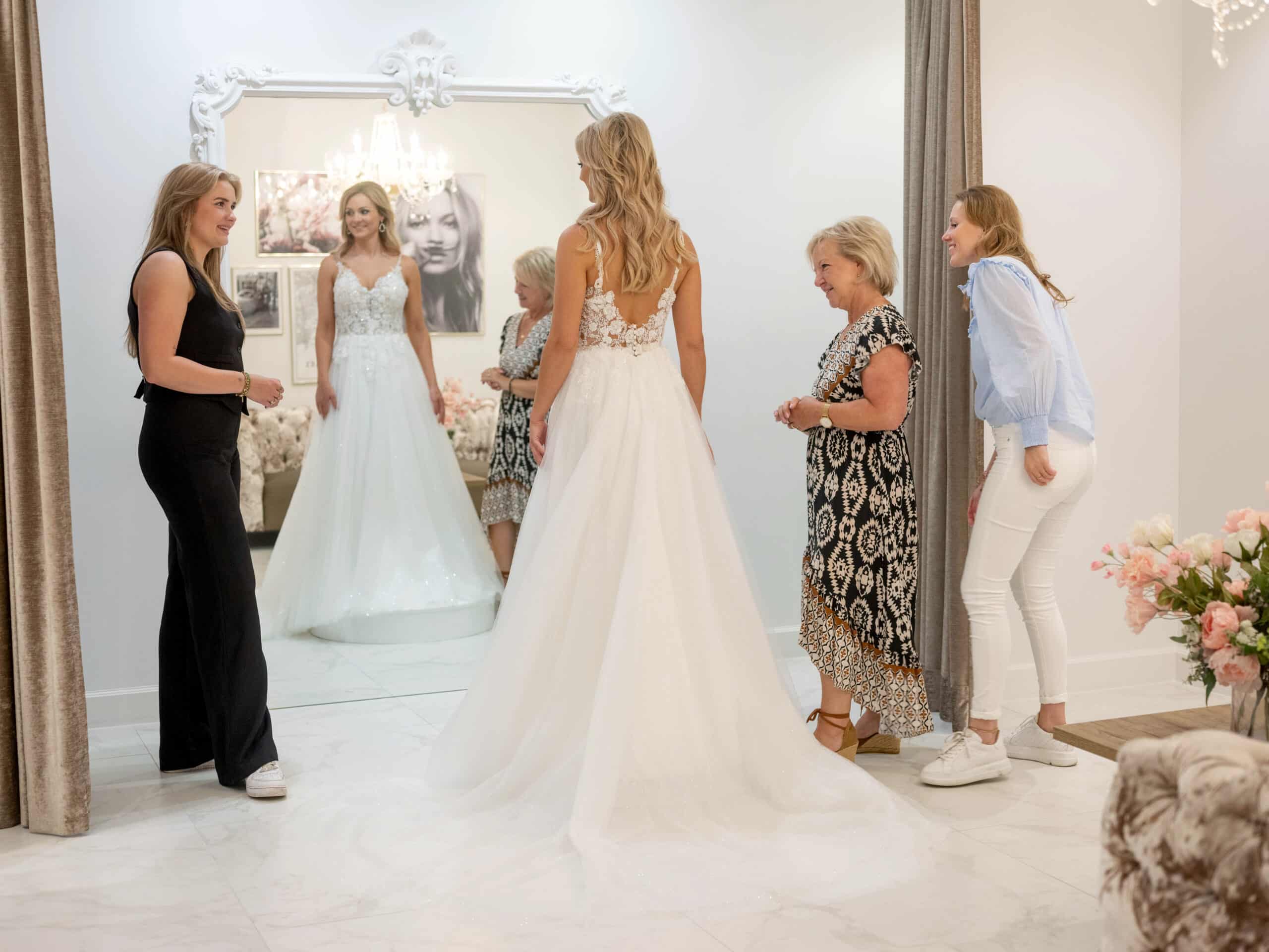 Wedding dress fitting | Everything you want to know | Koonings Wedding dress fitting | Everything you want to know | Koonings