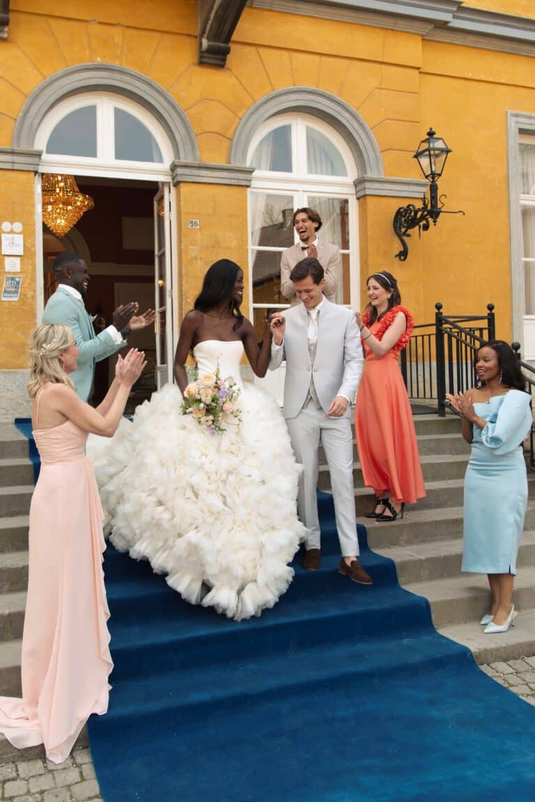 Günstige Brautkleider bei Koonings stilvolle Hochzeit mit einer kleineren