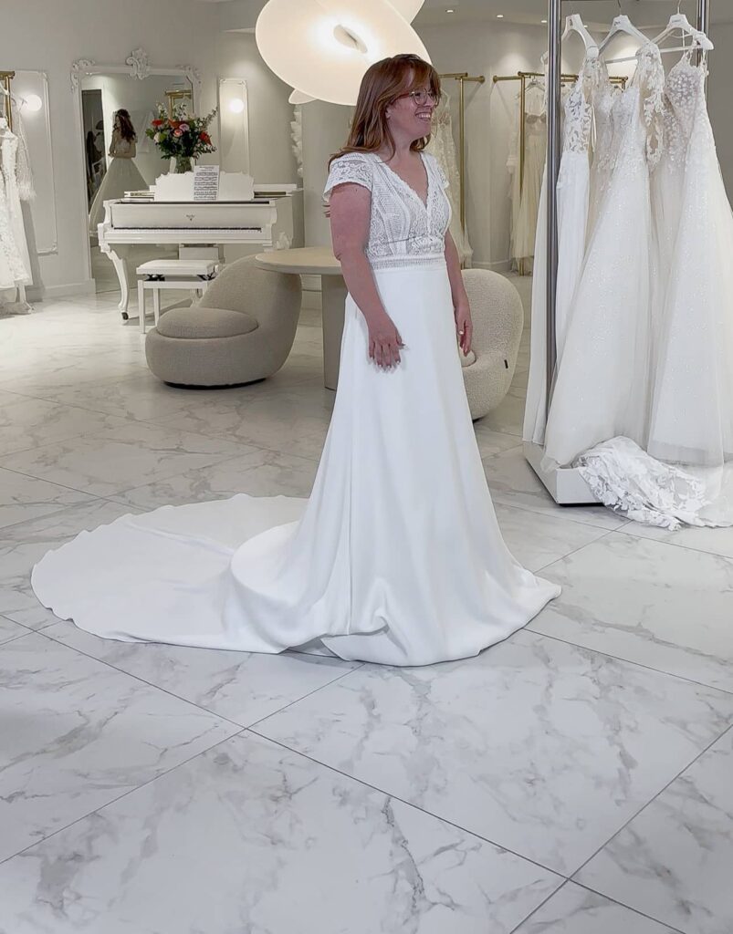 Bruid in de Alma Novia Remir trouwjurk tijdens een pasafspraak bij Koonings
