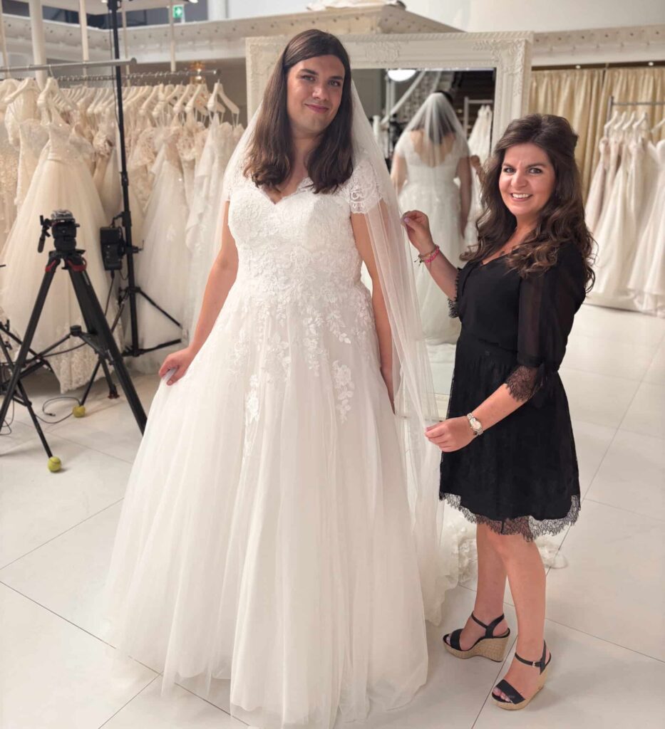 Bruid in de Azuree Bridal Abigail Plus trouwjurk tijdens een pasafspraak bij Koonings