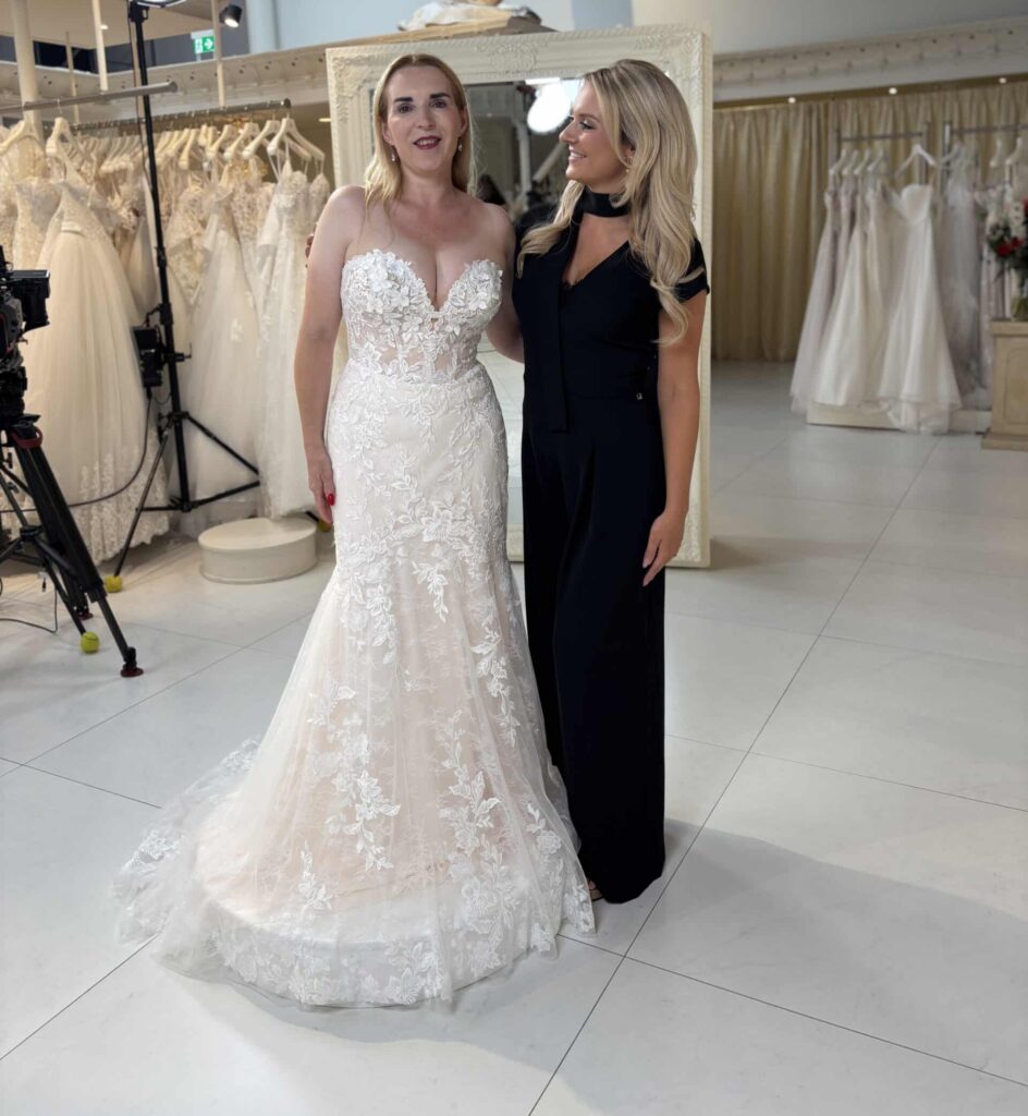 Bruid in de Azuree Bridal Alouise trouwjurk tijdens een pasafspraak bij Koonings