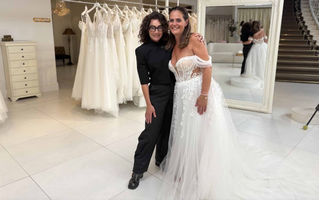 Bruid in de Enzoani Love Collection Claire trouwjurk tijdens een pasafspraak bij Koonings