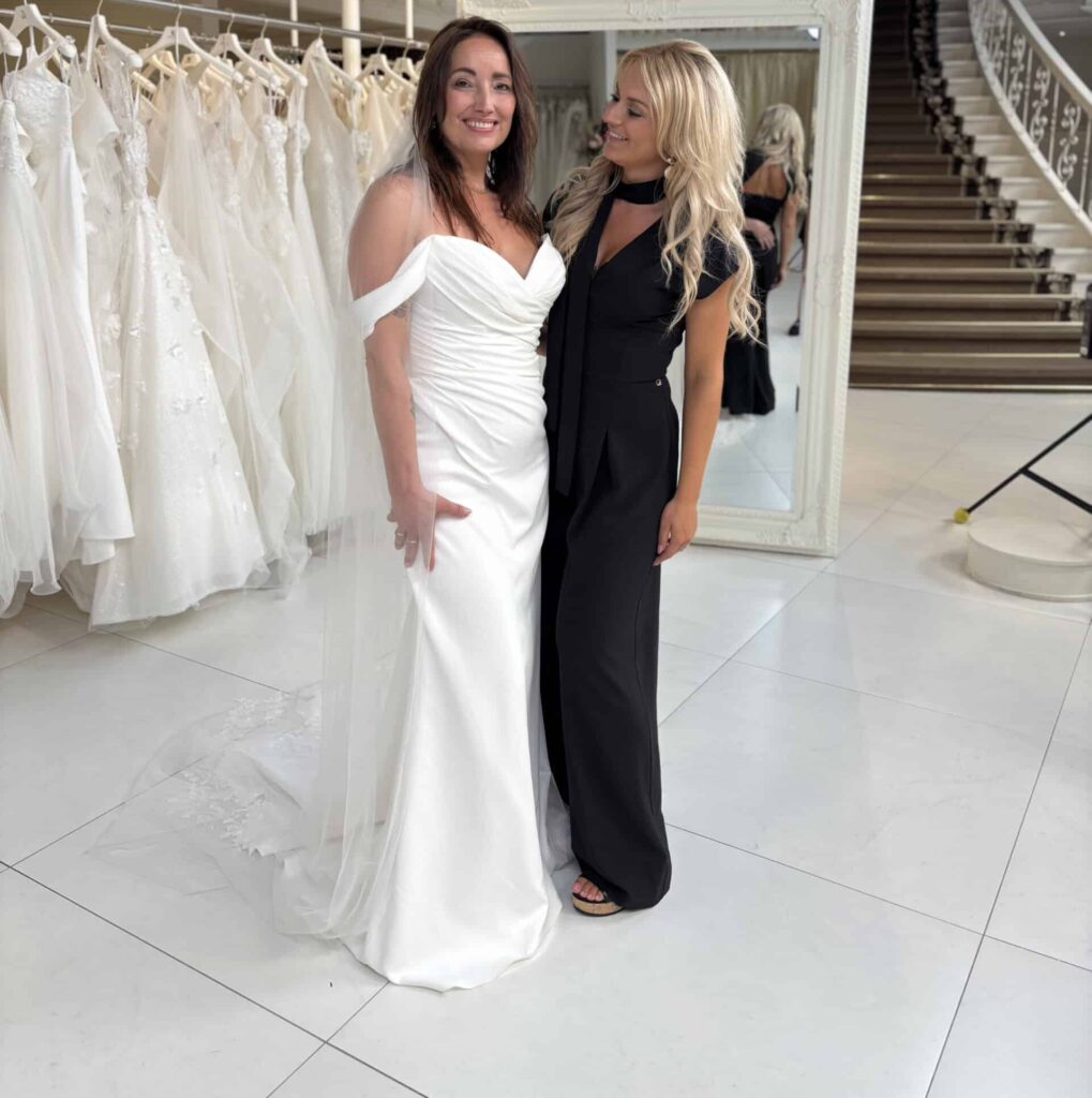 Bruid in de Enzoani Love Collection Fie trouwjurk tijdens een pasafspraak bij Kooning