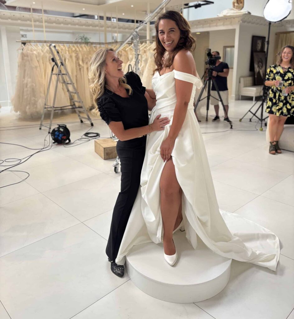 Bruid in de Enzoani Love Collection Francina trouwjurk tijdens een pasafspraak bij Koonings
