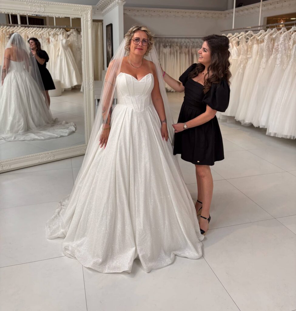 Bruid in de Maggie Sottero Designs Derrick Royale trouwjurk tijdens een pasafspraak bij Koonings
