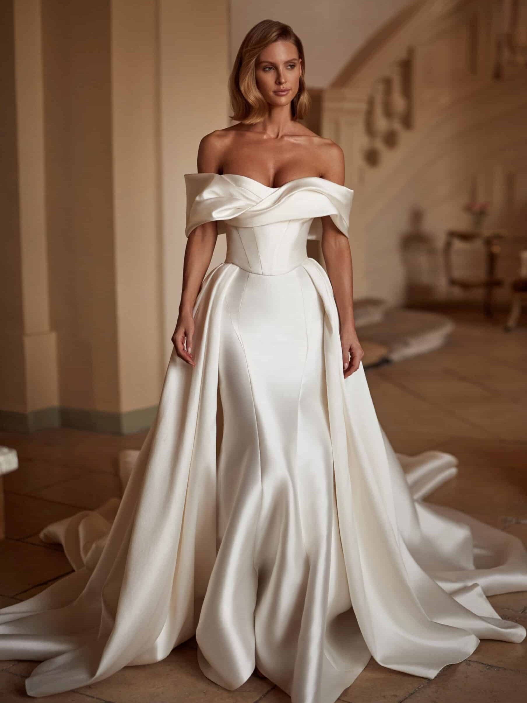 Milla Nova Rita Train-Brautkleid bei Koonings