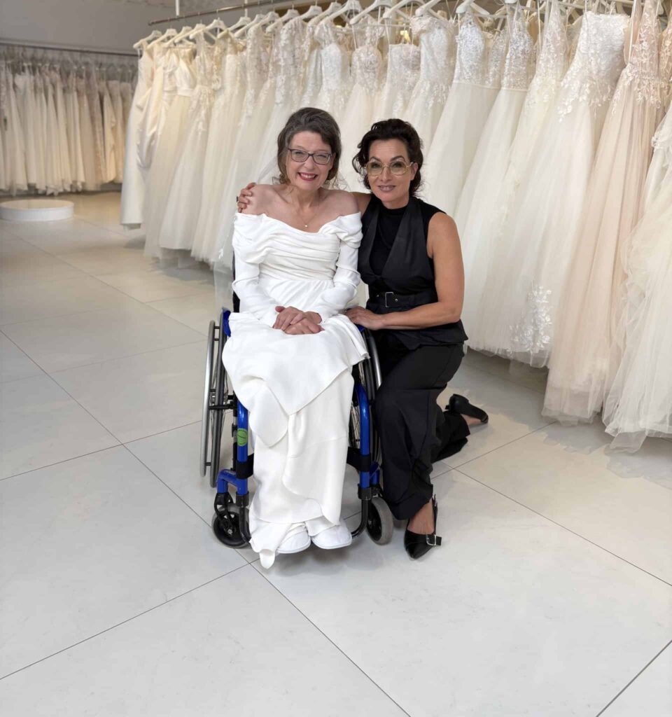 Bruid in de Modeca Giselle trouwjurk tijdens een pasafspraak bij Koonings