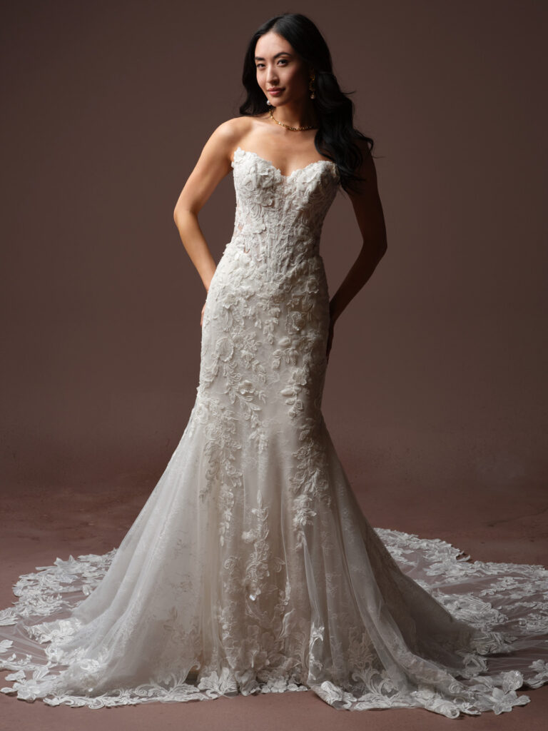 Maggie Sottero Designs ESTELLE (F6MK141A01 – Unlined bodice, Chantilly lace) & sleeves (YYDS0+F6MK141000)